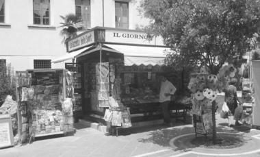 Ledicola di via Roma, di fronte allaccademia di belle arti, dove &egrave; avvenuto il furto 