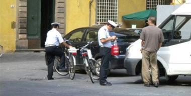 Una pattuglia della polizia municipale controlla la regolarità di un permesso rilasciato a un autotrasportatore