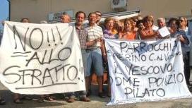 E' il giorno dello sfratto San Pierino in rivolta contro parroco e curia