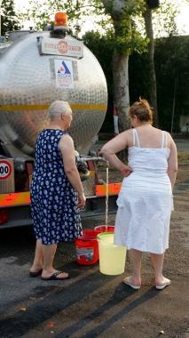Autobotte di Acque in funzione    