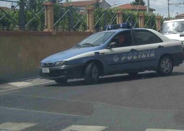 Una pattuglia della polizia impegnata in un controllo 