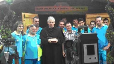Padre Ermes durante la registrazione della puntata