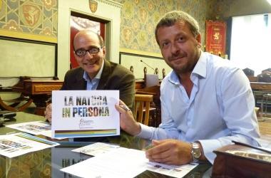 <b>APT. </b>Tapinassi e Chelini mostrano com&egrave; il cartellone che da oggi si trova nelle vie di Roma             