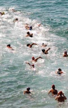 <b>FONDO. </b>Gli atleti in acqua 