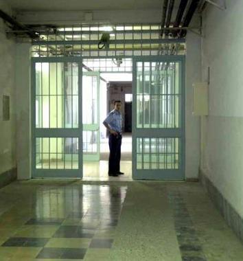 Lingresso del carcere di via Pellegrini sorvegliato da un agente       