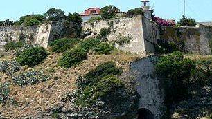 Un’antica fortificazione sull’isola