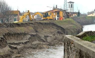 Crollo lungo largine dellOmbrone 