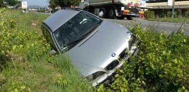 Via Europa a rischio: un'altra auto vola nel fosso