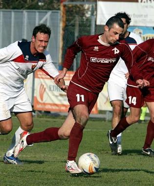 Franscesco Checchi in azione con la maglia del Pontedera: &eacute; un cecchino di grande valore 