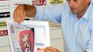 <b>GROSSETO CARD</b> I responsabili di Banca della Maremma e Us Grosseto con un fac simile