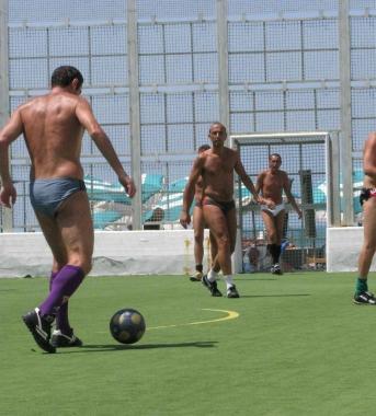 <b>SOTTO IL SOLE. </b> Una partita e accanto il gabbione dei bagni Nettuno  