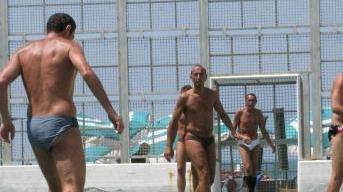 <b>SOTTO IL SOLE. </b> Una partita e accanto il gabbione dei bagni Nettuno