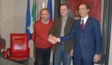 La stretta di mano tra Passerai e il sindaco con lallora assessore Lupi allingresso Sotto: Aringhieri 