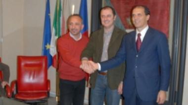 La stretta di mano tra Passerai e il sindaco con l’allora assessore Lupi all’ingresso Sotto: Aringhieri