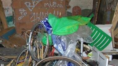 <b>SPORCIZIA E DEGRADO.</b> Alle ex Colonie della Giannella sporcizia e degrado fanno da padroni tantissime le bici abbandonate e la sera spesso persone entrano all’interno dei locali della struttura