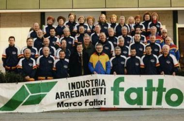 In alto il corteo funebre, sopra Marco Fattori con gli amici della podistica 