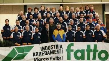 In alto il corteo funebre, sopra Marco Fattori con gli amici della podistica