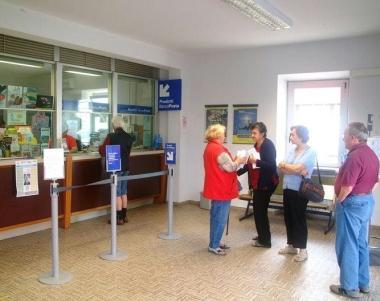 Utenti in attesa in un ufficio postale (archivio) 