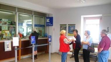 Utenti in attesa in un ufficio postale (archivio)