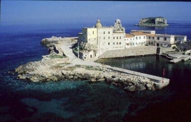 Il porticciolo dellisola di Pianosa 