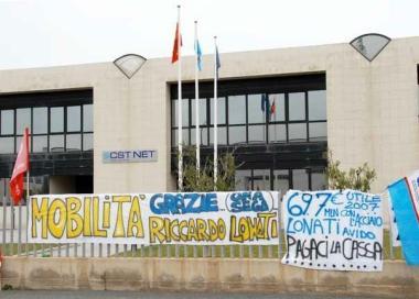 Una veduta dellazienda Cst-Net di Venturina Sotto Ilaria Landi sindacalista della Uilm   