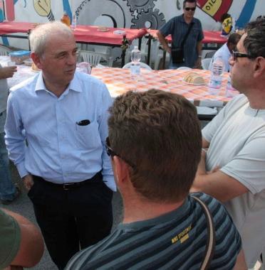 Giorgio Kutuf&agrave; con gli operai dellEni e sotto la Trelleborg   
