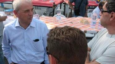 Giorgio Kutufà con gli operai dell’Eni e sotto la Trelleborg