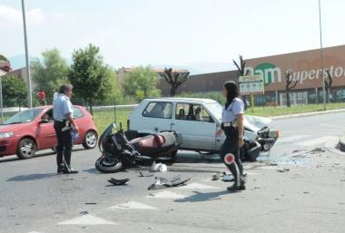 La Fiat Panda e lo scooter dopo il violento scontro  