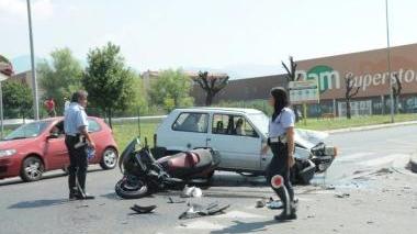 La Fiat Panda e lo scooter dopo il violento scontro