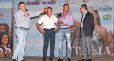 I titolari del bar Benigni premiati da Vivarelli e Morandi 