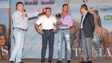 I titolari del bar Benigni premiati da Vivarelli e Morandi