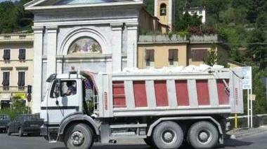 Trasporto del marmo in blocchi e scaglie dalle cave a valle e l’impianto delle pese a Torano