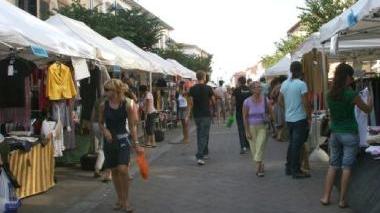 Un mercato nel centro pedonale di Cecina