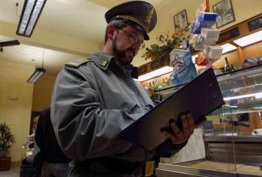 Controlli della Guardia di finanza in un negozio 
