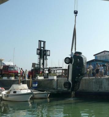 Fuoristrada finisce in mare