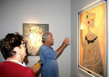Pubblico alla mostra di Baj 
