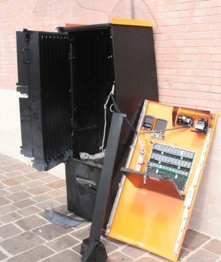 Il distributore automatico distrutto dalla bomba carta 