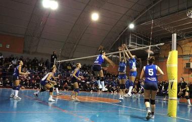Una partita di pallavolo femminile 
