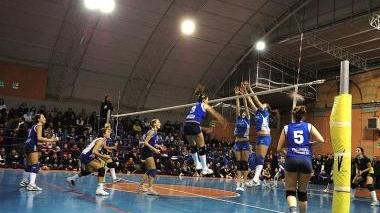 Una partita di pallavolo femminile
