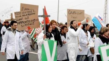 Lavoratori della Cst-Net in un corteo di protesta