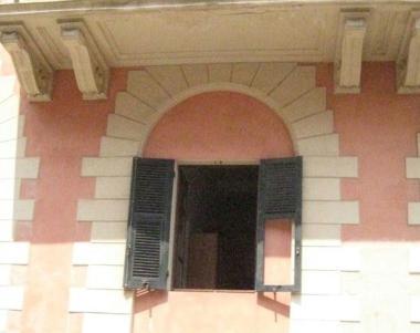 «Degrado in municipio, da mesi senza finestre»