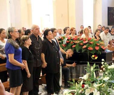 Un momento dei funerali di Maurizio 