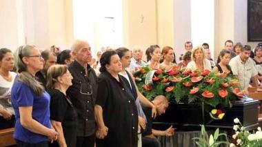 Un momento dei funerali di Maurizio