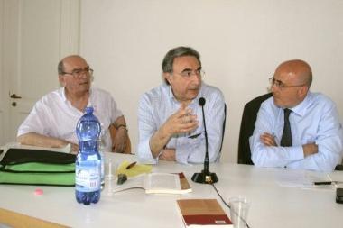 Da sinistra Giovanni Di Capua, Ortensio Zecchino e il direttore del Tirreno Roberto Bernab&ograve;     