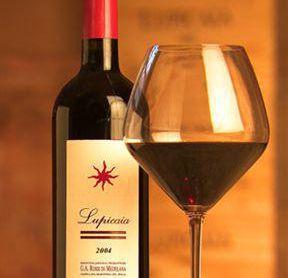 Una bottiglia di Lupicaia, il vino protagonista di una verticale storica 