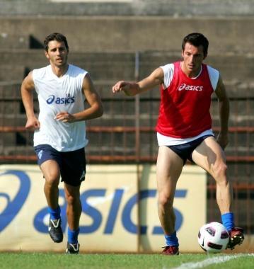 Lino Marzoratti mentre controlla De Giorgio durante una partitella 
