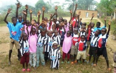 Un gruppo di bimbi africani con le maglie da calcio donate 