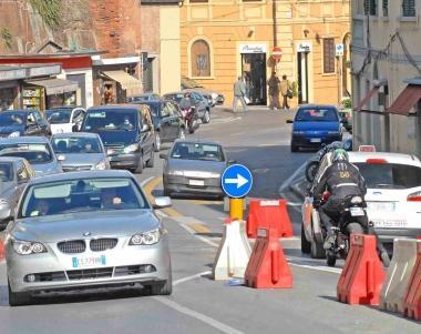 Traffico sul ponte dellArca    