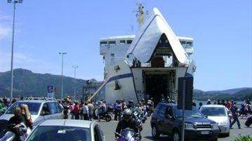 Un traghetto Toremar a Portoferraio