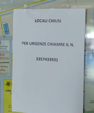 Il cartello al comando dei vigili 